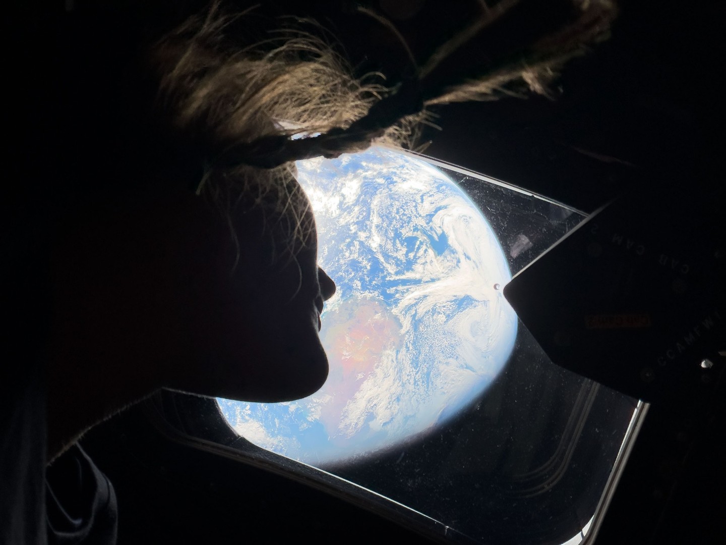 从 Orion 飞船窗口看到的地球（Credit: NASA）